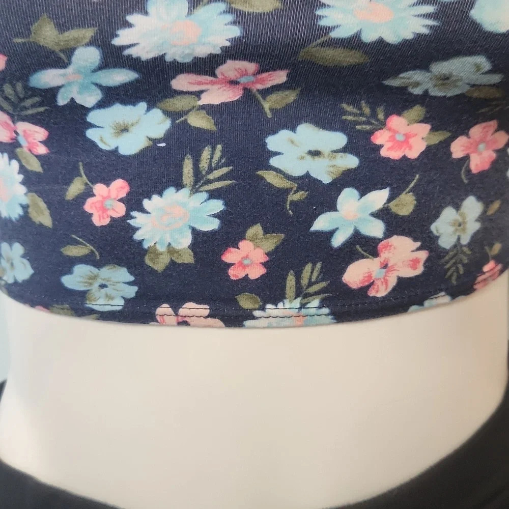 FINAL SALE Hollister Navy floral crop top - Picture 4 of 13